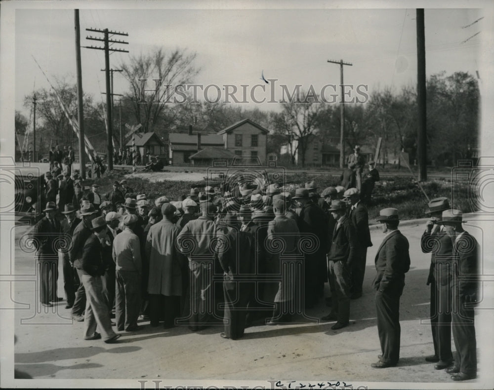 1933 Press Photo Woodstock, Ill. picketers and farmers on milk strike - Historic Images