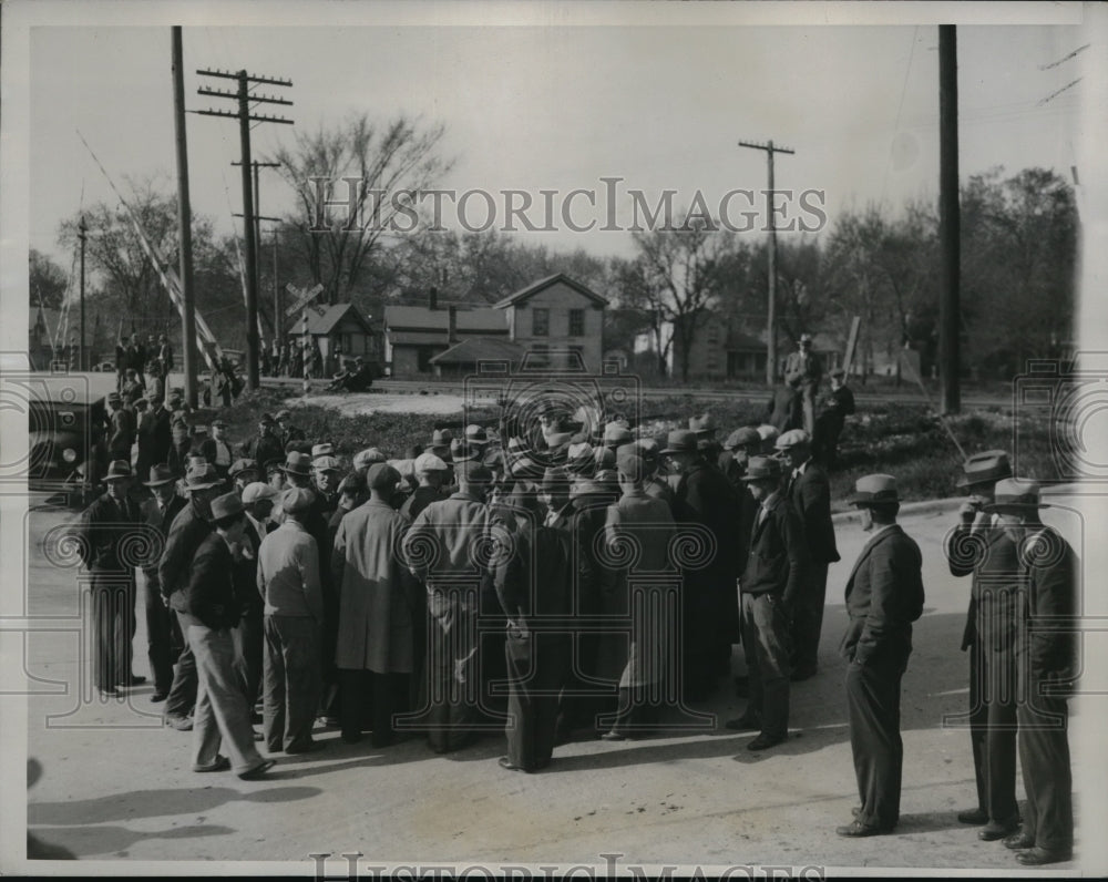 1933 Press Photo picketers near Woodstock,Ill on milk deliveries - Historic Images