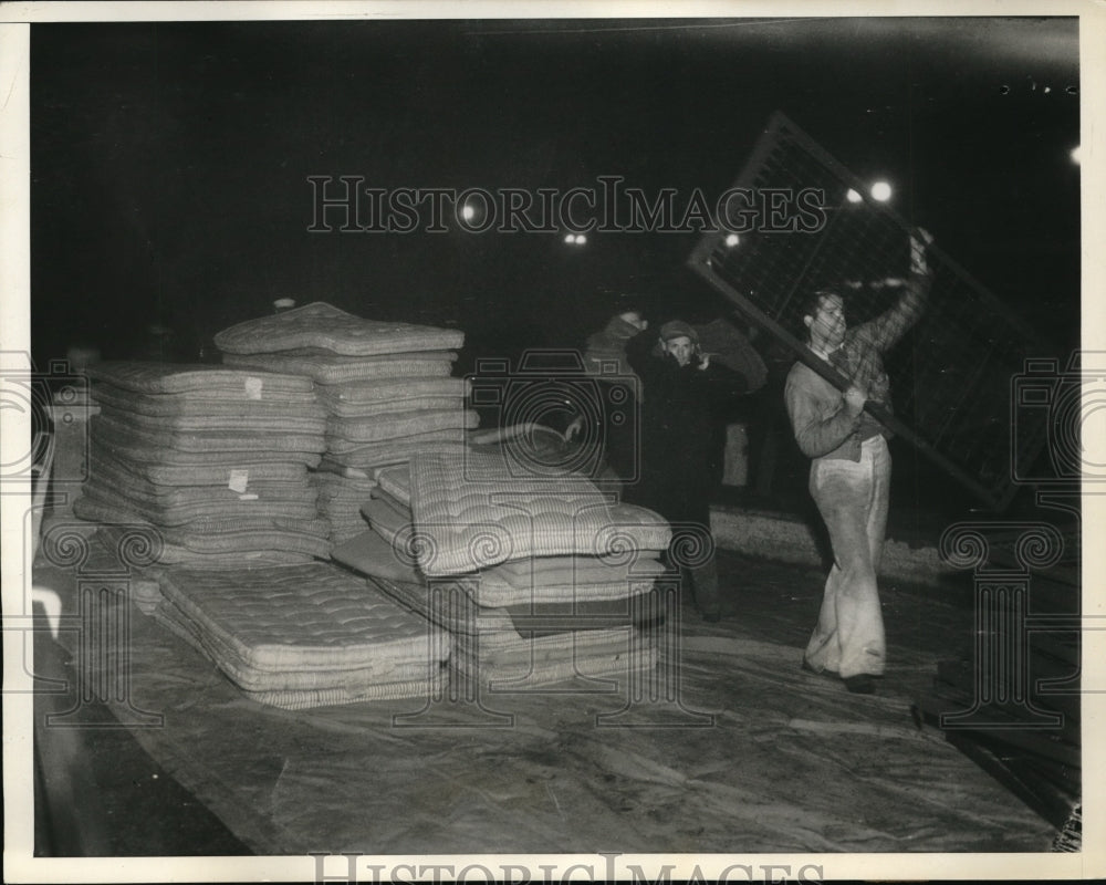 1933 Press Photo Relief For Earthquake Victims Carry Bedidng - Historic Images