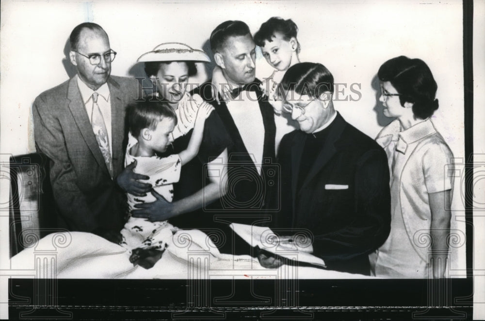 1958 Press Photo  Glendale, Cal.Don Rose Jr at hospital with family - Historic Images