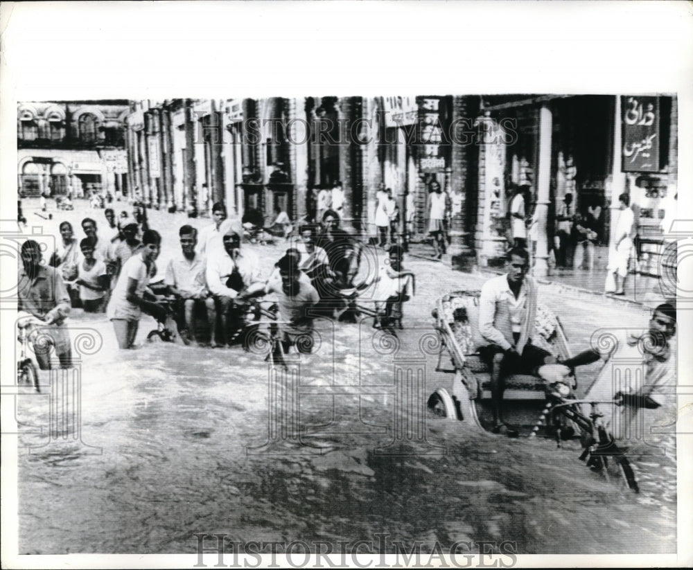 1971 Press Photo Residents Struggle Through Floods in Lucknow, India - Historic Images