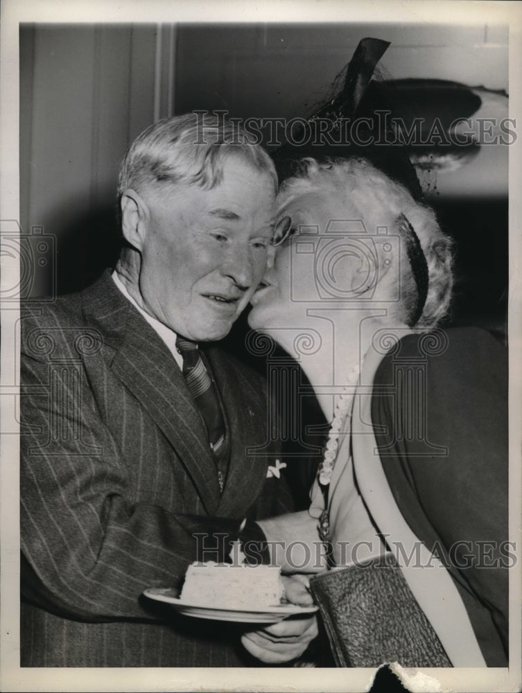 1944 Press Photo Ezra Whitla , John Hillman GOP Birthday Kiss in Chicago RNC - Historic Images