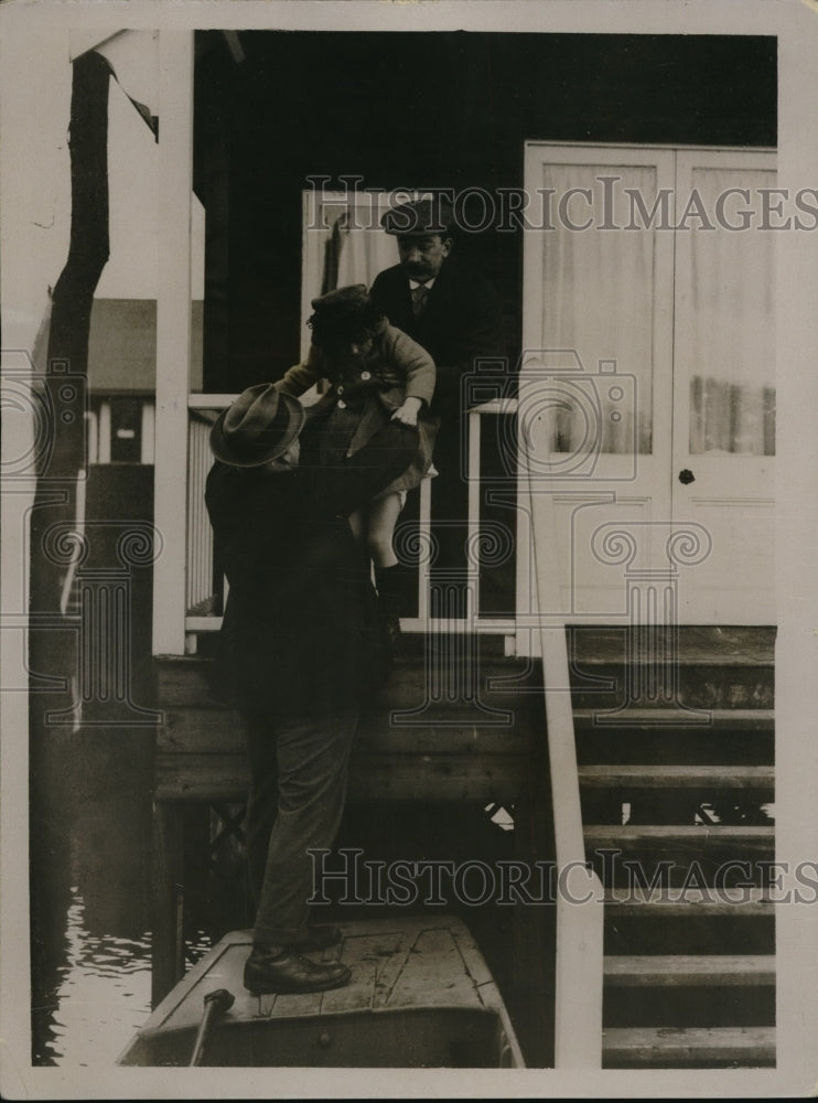 1923 Press Photo Youngsters on a train in England head to school - Historic Images