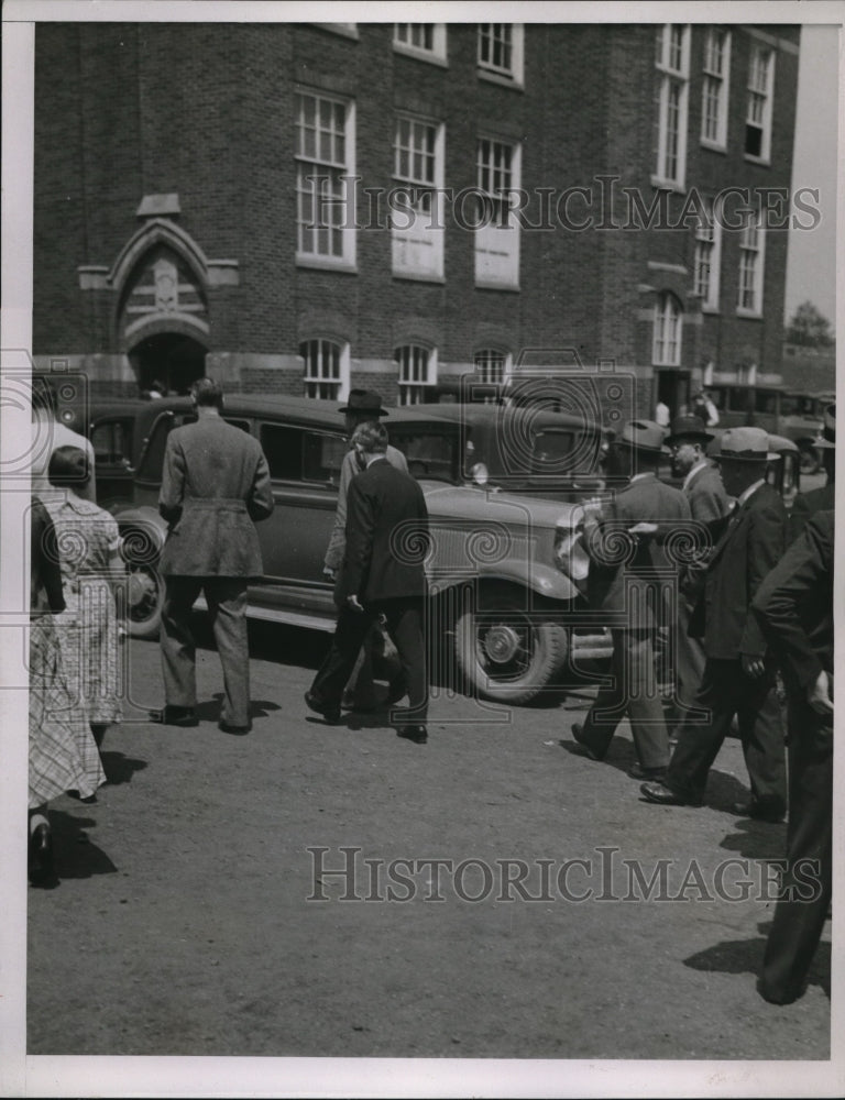 1936 Press Photo Unidentified men and women walking - Historic Images