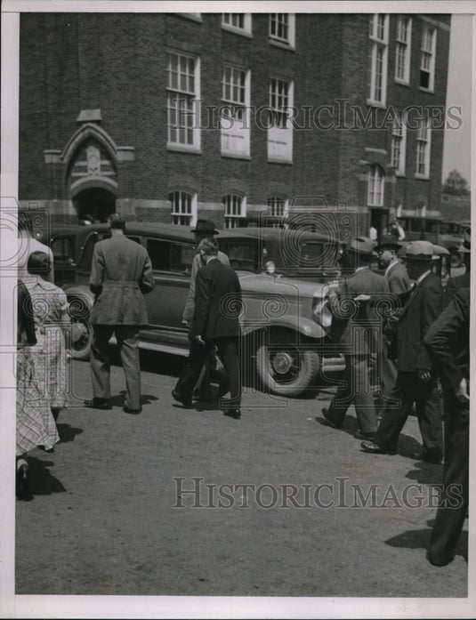 1936 Press Photo Unidentified men and women walking - Historic Images