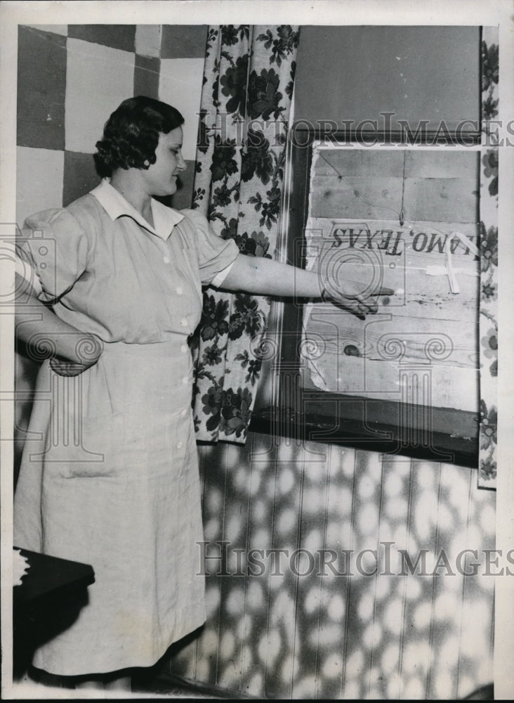 1935 Press Photo Mrs. Chas. Leech points to window through which prisoner plunged at Nading Hotel, Y - Historic Images