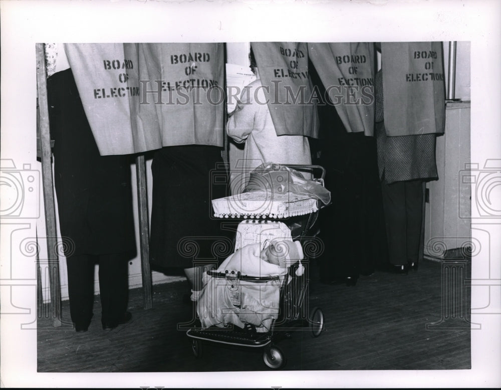 1962 Press Photo Baby in Stroller Sleeps as People Vote - Historic Images