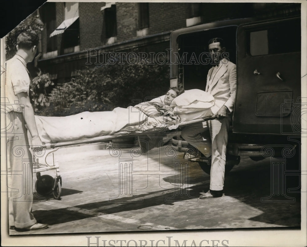 1929 Press Photo Vera stone being Taken to Hospital unable to walk - Historic Images