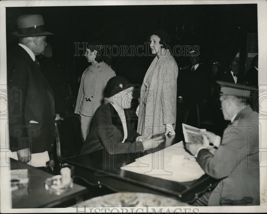 1933 Press Photo Jane Orr, Eleanor Carbery Customs Officer New York art Students- Historic Images