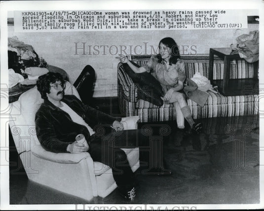 1975 Press Photo Robert and Mary Lou Bellendir cleaning their house after flood - Historic Images