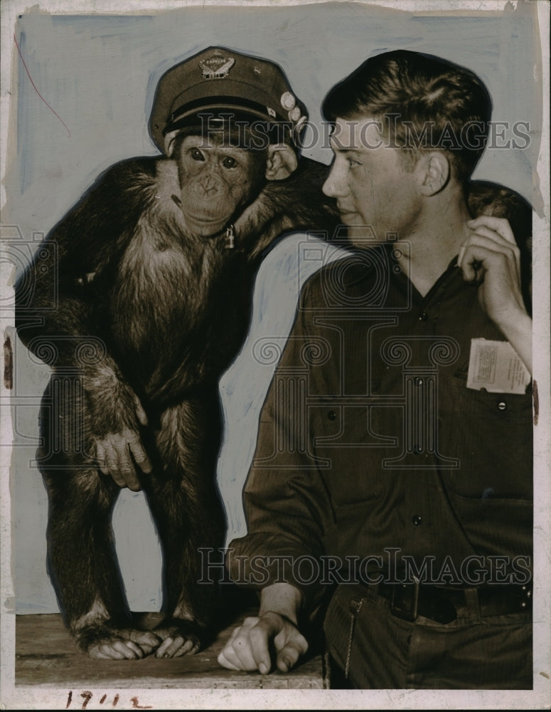 1944 Press Photo Robert Edwards with a monkey - nec64736 - Historic Images