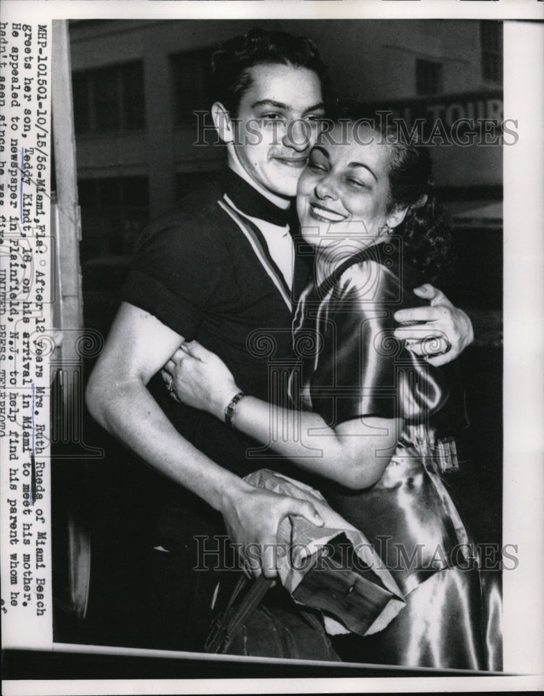 1956 Press Photo Ruth Rueda reunited with son, Teddy Kindt, in Miami FL - Historic Images