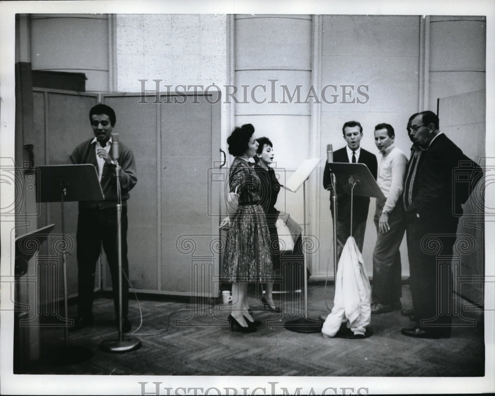 1962 Press Photo People recording a song at the New York Studio - Historic Images