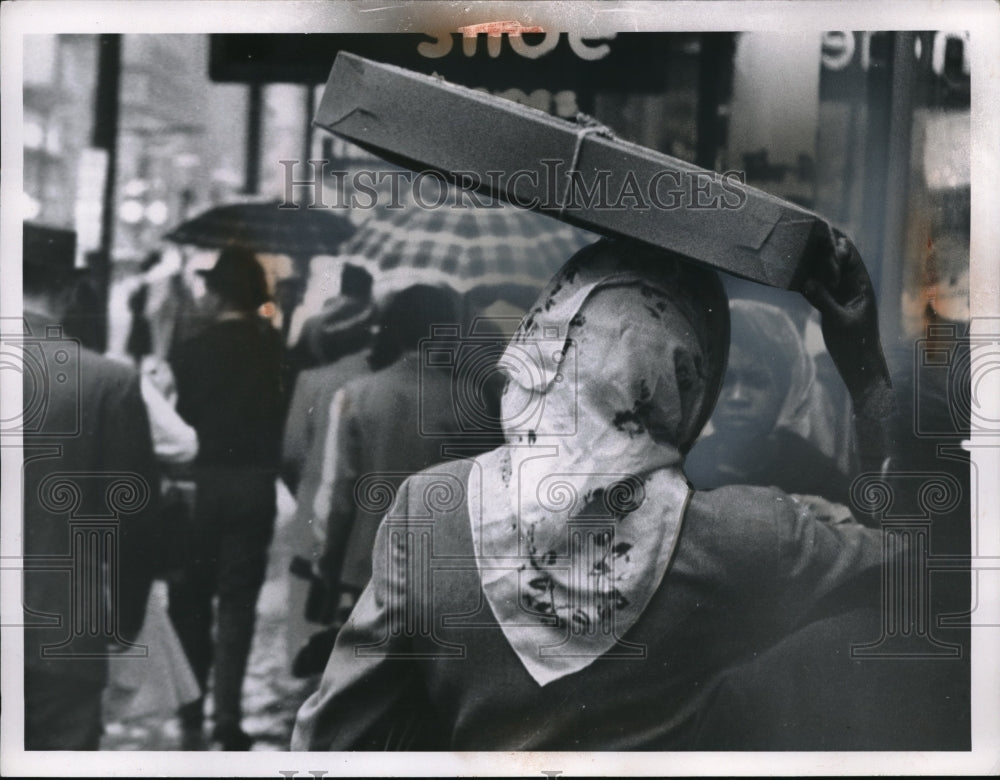 1960 Press Photo Woman with do it yourself unmrella in the rain in Ohio - Historic Images