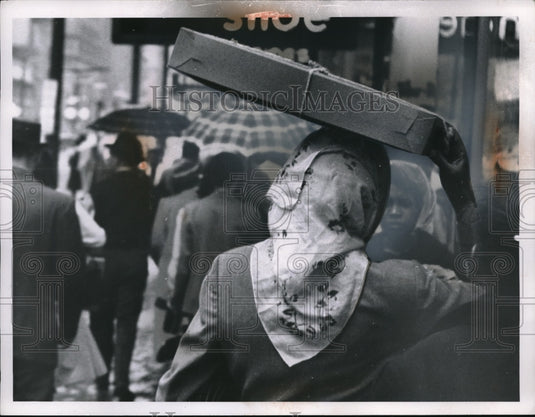 1960 Press Photo Woman with do it yourself unmrella in the rain in Ohio - Historic Images