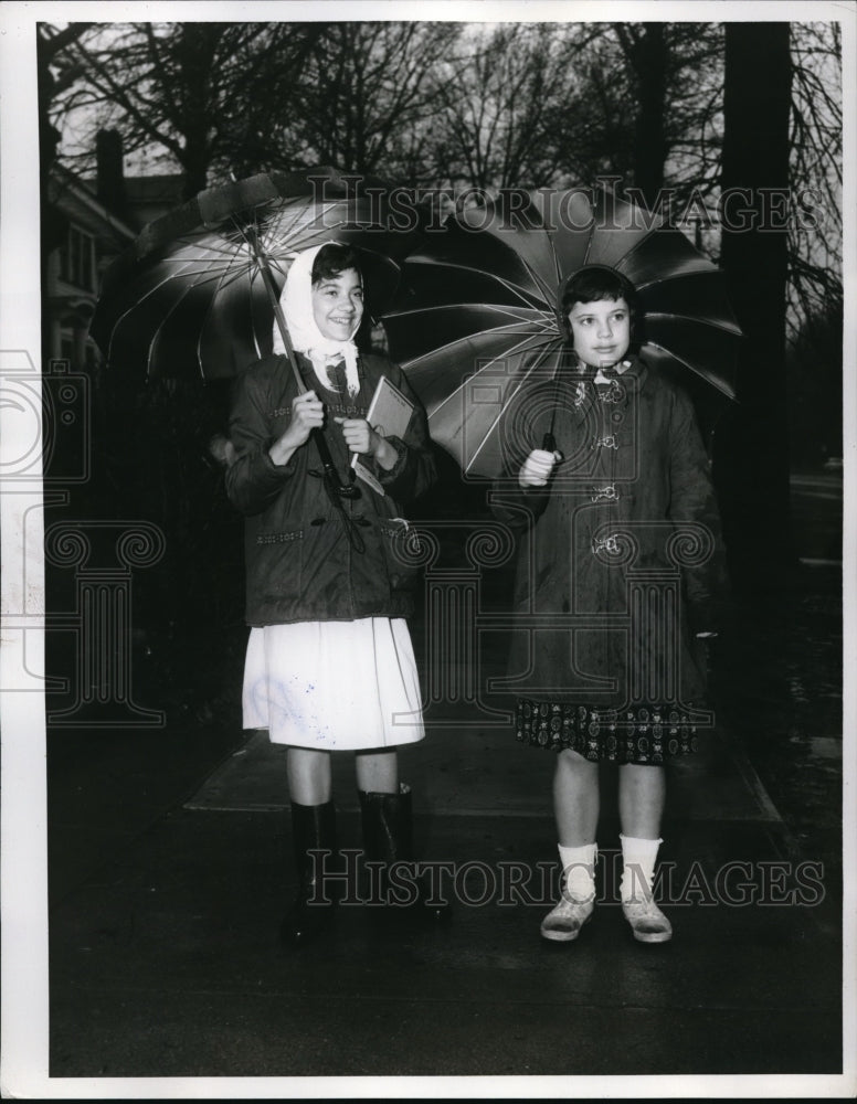 1959 Press Photo Suzanne Taylor and Cheryl Robinson with umbrella and raincoat. - Historic Images