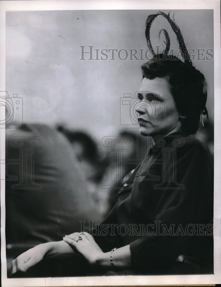 1949 Press Photo Mrs. Wols Larson during a trial - Historic Images