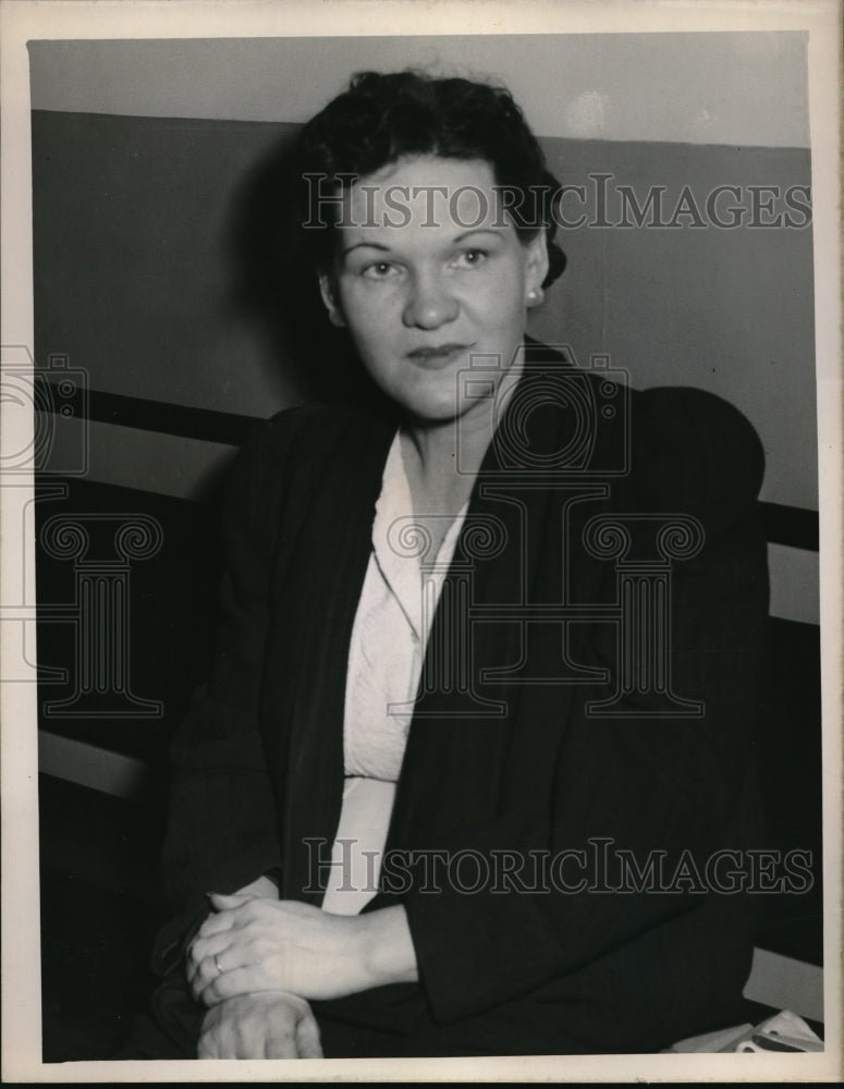 1950 Press Photo Mrs. Edna Swanson sits on bench - Historic Images