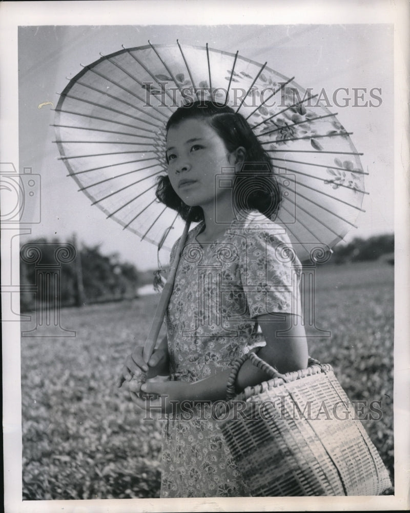 1949 Press Photo Parasol and shopping bags made of Bamboo Japanese girl- Historic Images