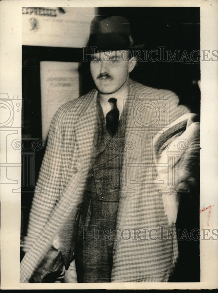 1936 Press Photo London, England, Ernest Simpson arrives on boat train - Historic Images