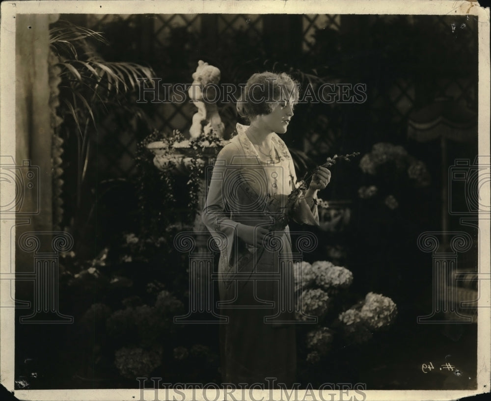 1933 Press Photo Woman in Formal Dress Looking at Flowers in Floral Shop - Historic Images