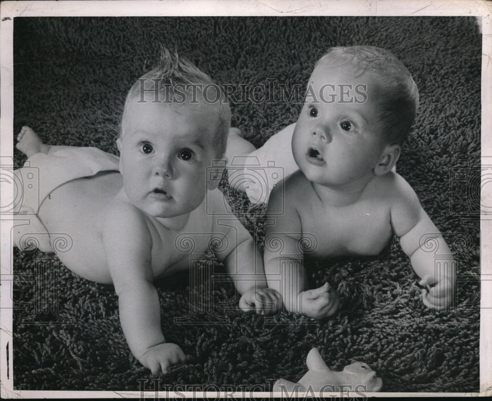 1951 Press Photo Two babies lie on a carpet for their photos - Historic Images