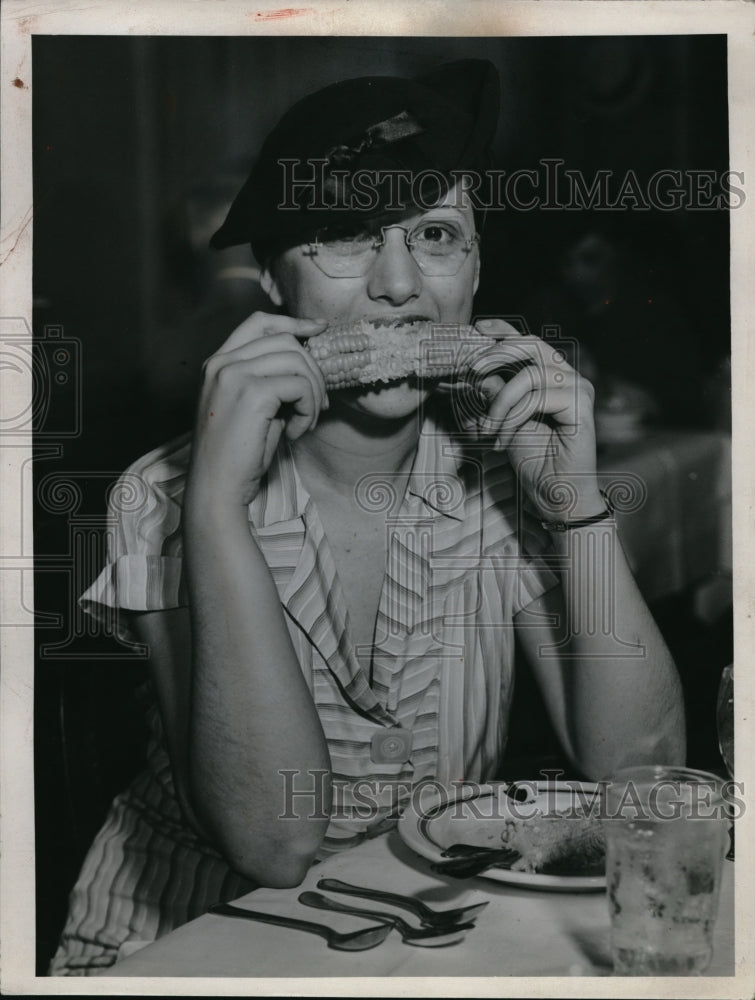 1935 Press Photo woman wearing had eating an ear of corn - nec65358 - Historic Images