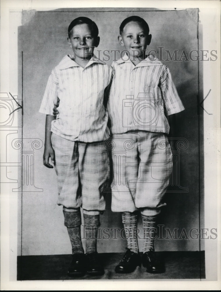 1937 Press Photo twin boys Richard and Raymond pose for camera - nec65381 - Historic Images