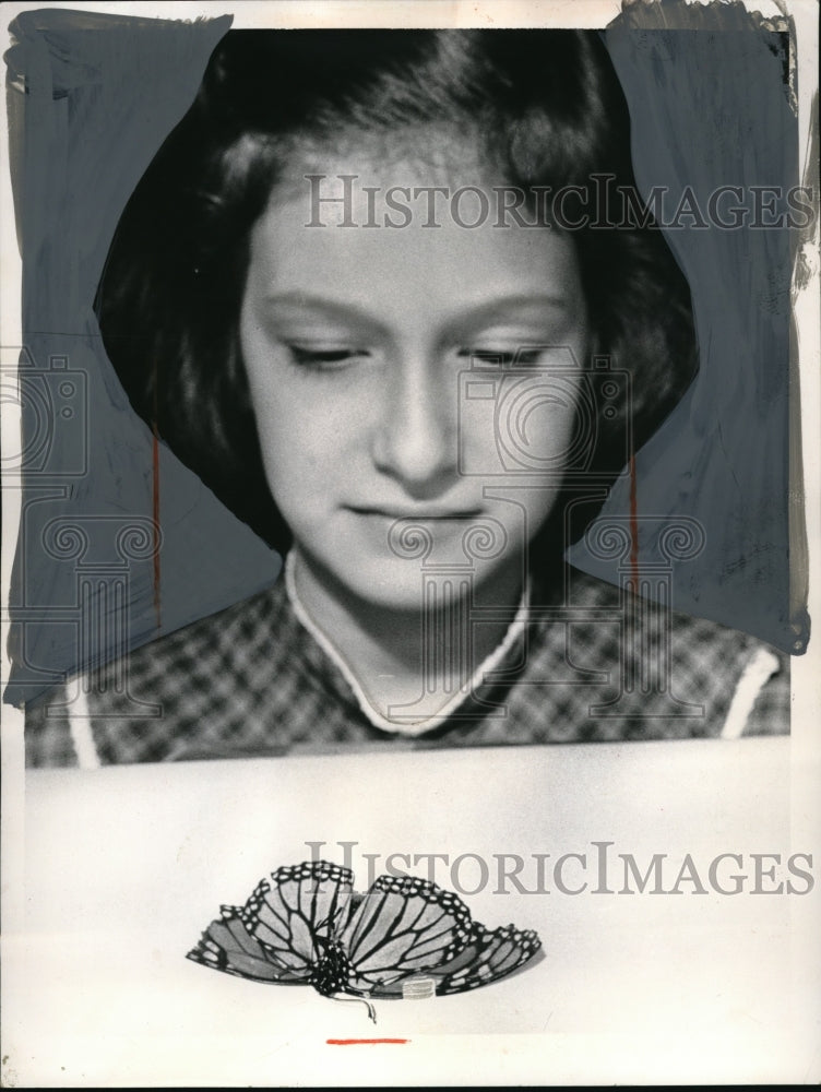 1962 Press PhotoFourth Grade Student Linda Sarnz Catches Monarch Butterfly - Historic Images