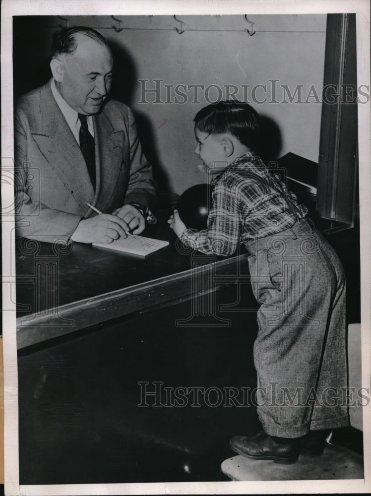 1947 Press Photo Cleveland, Ohio Rudy Perdan and Max Mandel at a bowling tourny - Historic Images