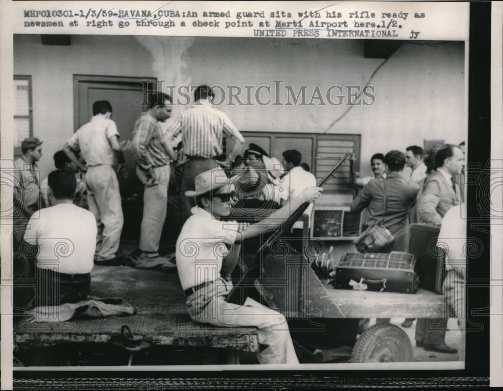 1959 Press Photo Cuban armed guard- Historic Images