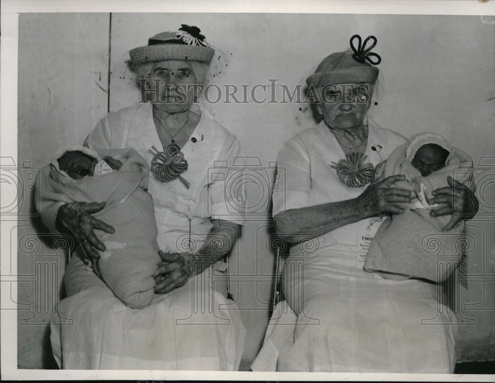 1938 Press Photo International Twin Convention - Oldest &amp; Youngest Twins-Historic Images