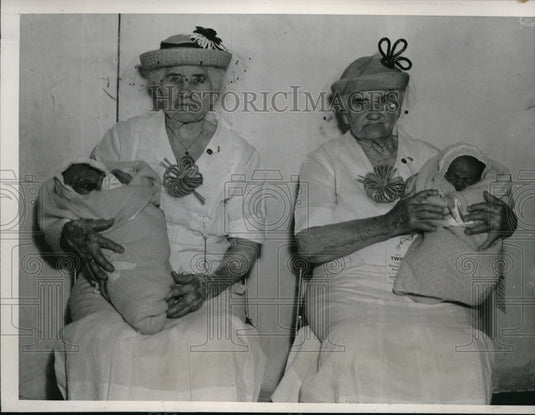 1938 Press Photo International Twin Convention - Oldest & Youngest Twins-Historic Images