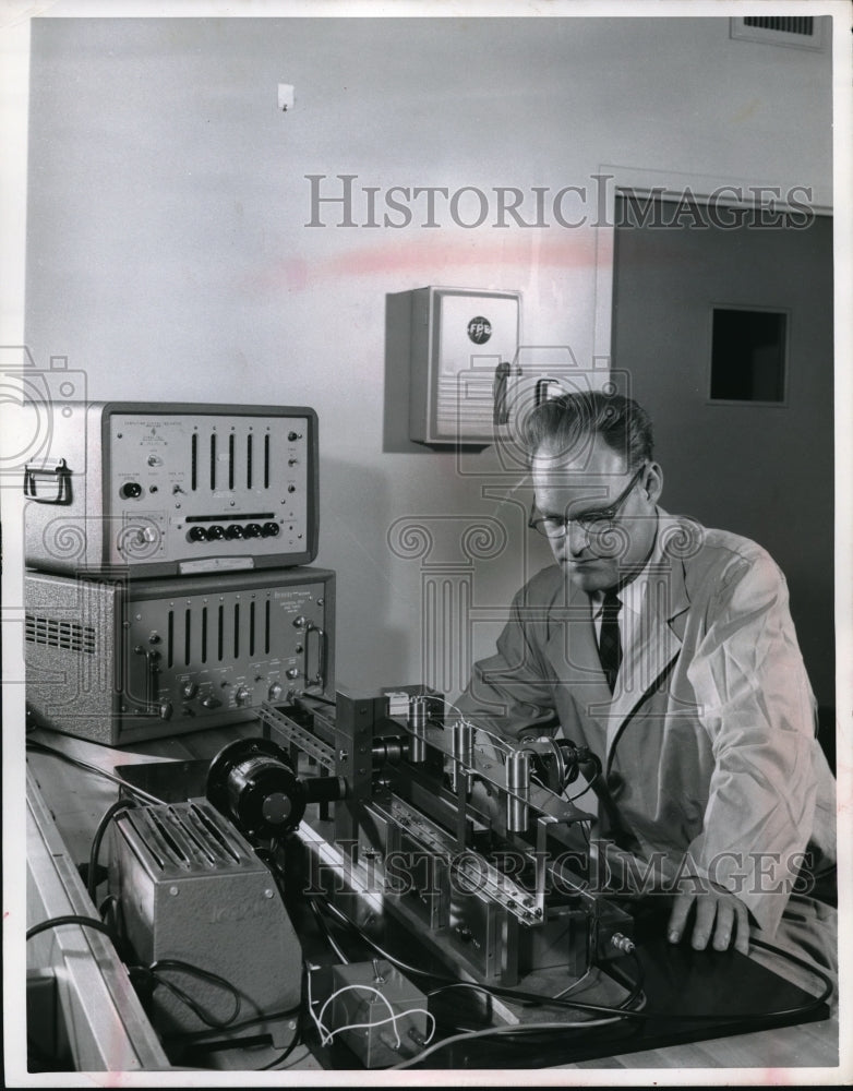 1960 Press Photo Joe Fisher US technician - Historic Images
