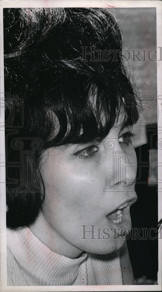 1952 Press Photo Mrs Sahcatine Roberto at cholorine hearings in Cleveland - Historic Images