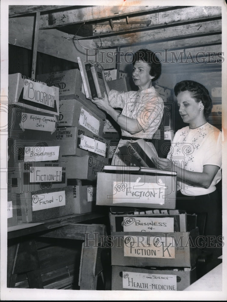 Press PhotoAgnes Huvvlel and Mr sRay Needham at Parma, Ohio library - Historic Images