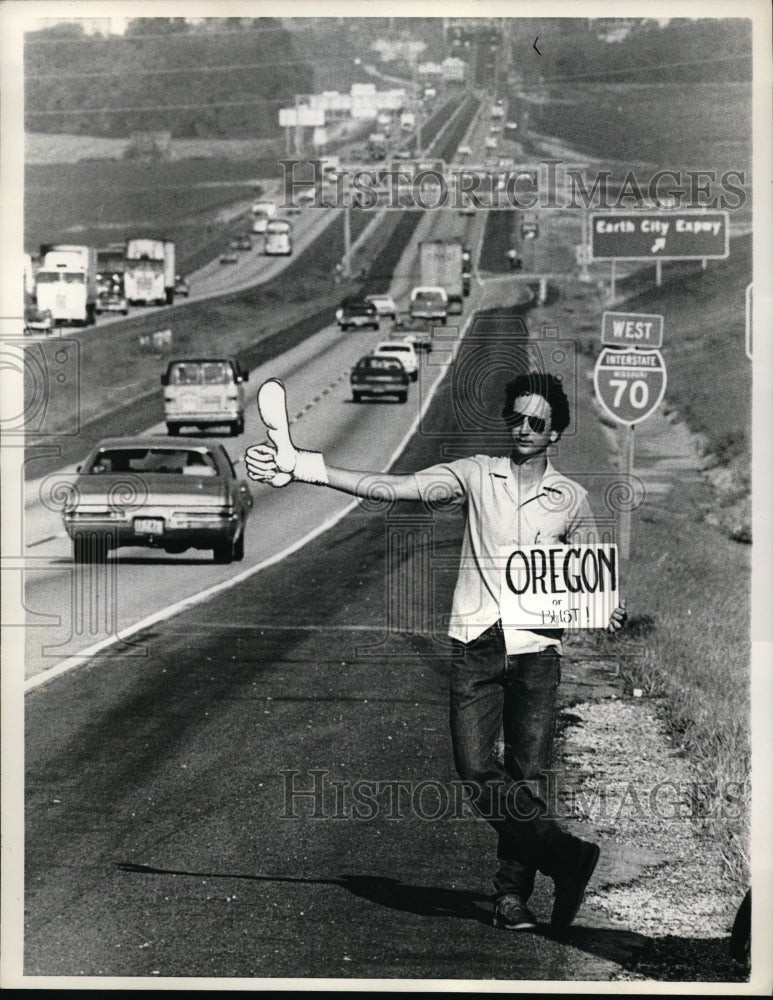 1975 Press Photo James Paces thumbs for a ride back to Portland, Oregon to attend college - Historic Images