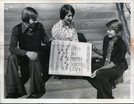 1974 Press Photo Normandy HS seniors Dane Thomas, Ann Buydos, Lisa Mercek in Ohio - Historic Images