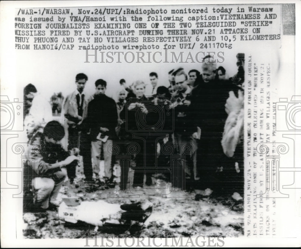 Press Photo Journalists Examine US Strike Missile During Vietnam War - Historic Images