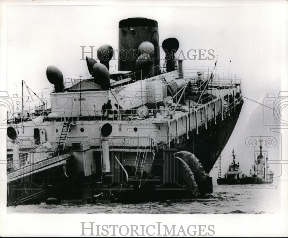 1970 Press Photo The stern section of the shattered Liberian oil tanker Arrow- Historic Images