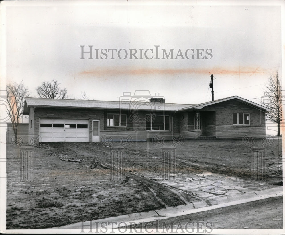 1960 Press Photo House of Sal Yacobozzi at Sherwood Valley Dr. Lorain Ohio. - Historic Images