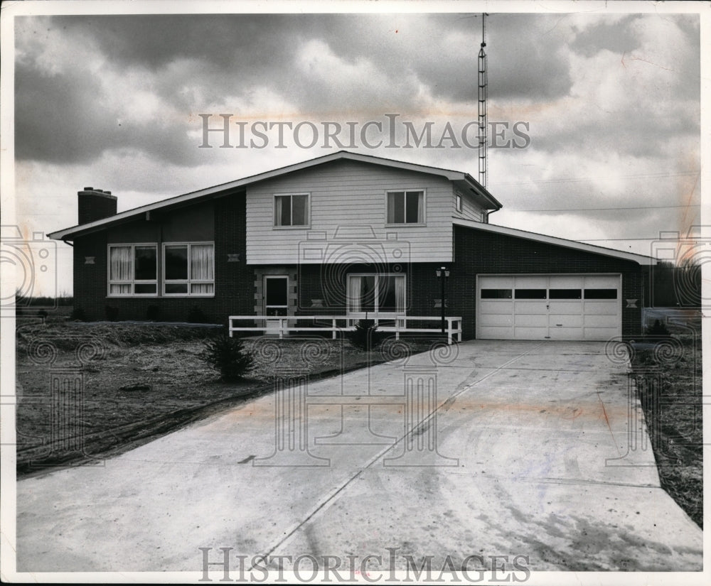 1960 Press Photo Edward Jennings opens up his home to show how his house was build through a program - Historic Images