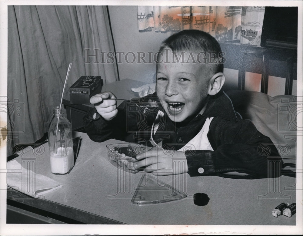 1960 Press Photo Tommy Thornton with Brainbow. - Historic Images