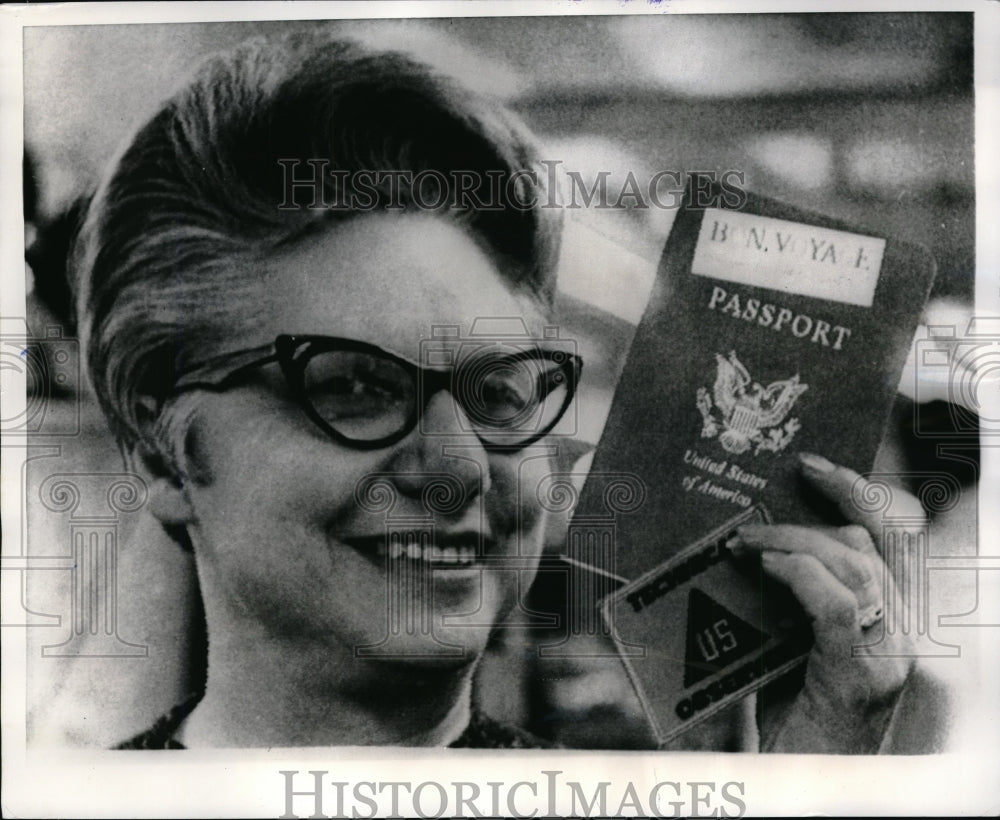 1968 Press Photo Mrs William Harvey Serves US Army Weapons Command Vietnam - Historic Images