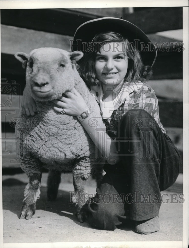 1936 Press Photo Norma Schaffer with a southdown lamb - Historic Images