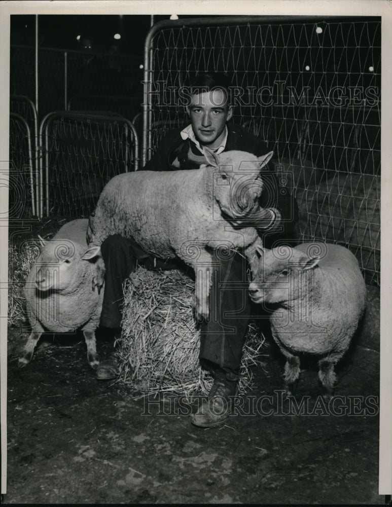 1939 Press Photo Hal Clark with his 1939 lamb winners - Historic Images