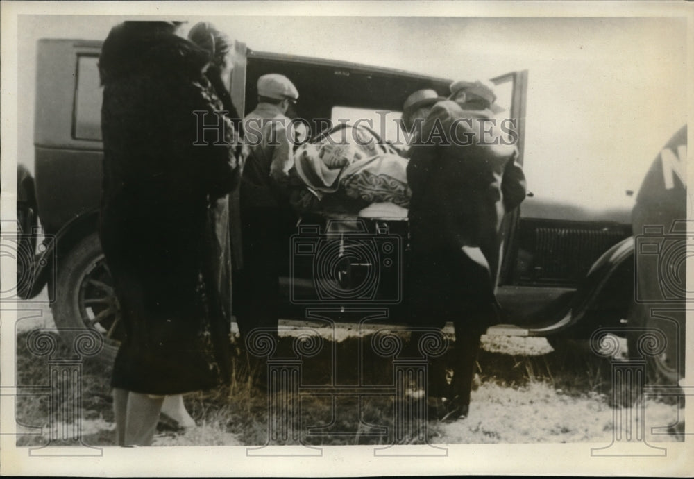 1931 Press Photo Rescue workers with victim of a school bus crash - Historic Images