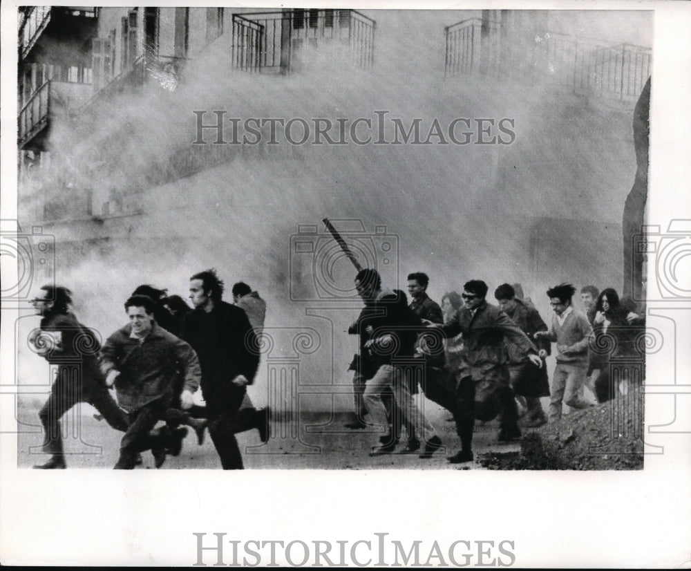 1969 Press Photo Buenos Aires, Argentina protesters flle police tear gas - Historic Images