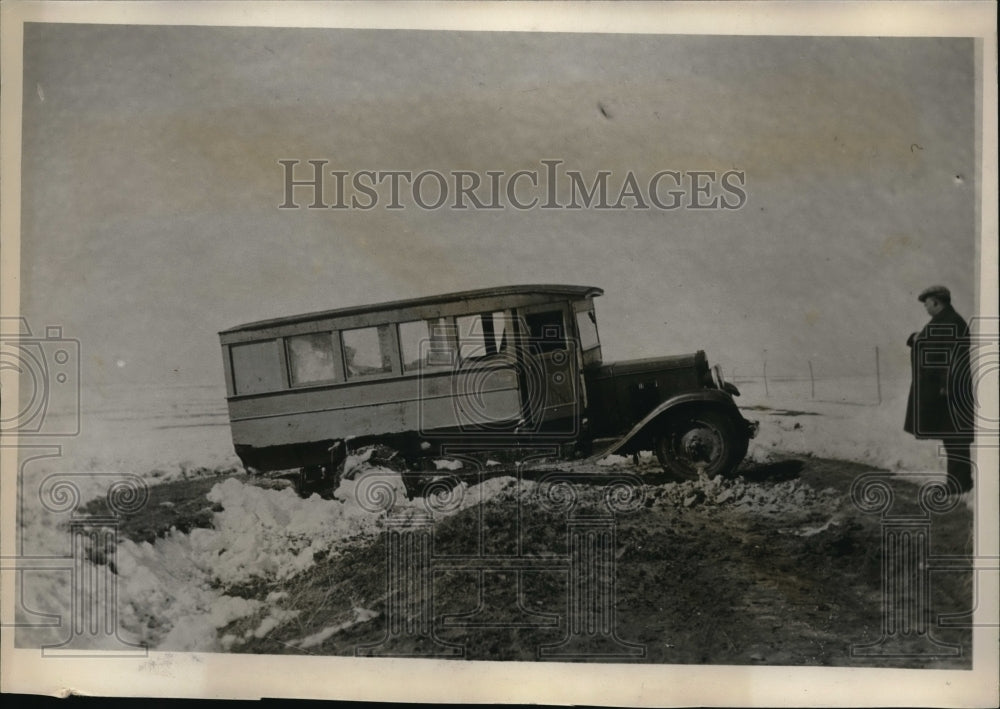 1931 Press Photo Schoolbus that crashed off road injuring children - Historic Images