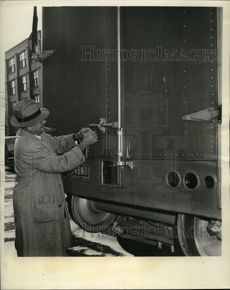 1957 Press Photo George Siedle Assistat postmaster general seals train car for - Historic Images